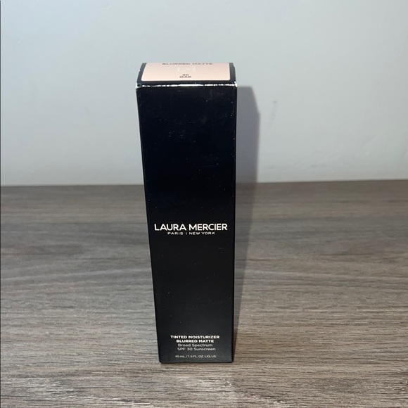 Laura Mercier Tinted Moisturizer Blurred Matte - 2C Oak - Picture 1 of 5